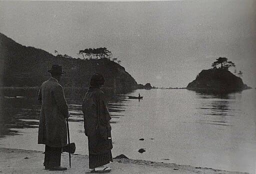 浅茂川海岸で夕日を眺める与謝野鉄幹と晶子。1930年撮影。